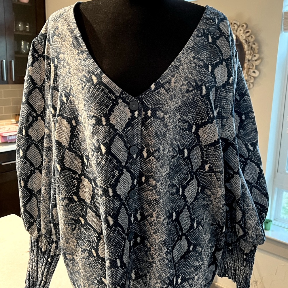 Stella&Dot Women’s blouse - cute sleeves and buttons. Very unique top! NEW